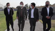 Mikel Arriola camina en cantera con Leopoldo Silva y Chucho Ramírez