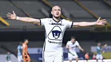 Carlos González festeja un gol con Pumas