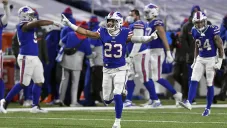 Micah Hyde festeja tras la victoria sobre Ravens