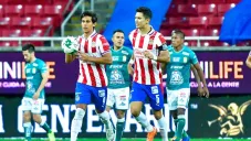 Macías y Molina en un partido con Chivas
