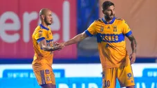 Gignac y Carlos González durante un duelo con Tigres