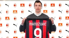 Mario Mandzukic posa con la camiseta del Milan
