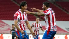 JJ Macías y Vega festejan un gol con Chivas