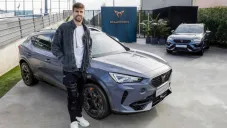 Gerard Piqué junto a un auto CUPRA