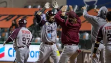 Jugadores de Tomateros tras la victoria