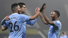 Jugadores de Manchester City festejan uno de los goles