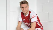Martin Odegaard posa con la camiseta del Arsenal