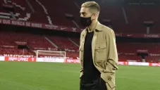 Papu Gómez camina sobre la cancha del Sánchez Pizjuán