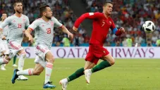 Cristiano Ronaldo y Jordi Alba pelean un balón en un duelo