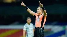 Marco Antonio Ortiz revisando una jugada en el América vs Juárez