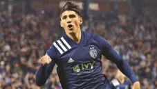 Alan Pulido en un partido con Kansas City