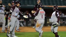 Jugadores de Tomateros festejan una jugada