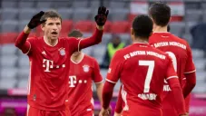 Thomas Müller festejando con sus compañeros un gol a favor del Bayern