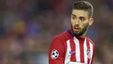 Yannick Carrasco durante un duelo con el Atlético de Madrid