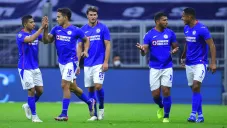 Jugadores de Cruz Azul festejan un tanto en el Azteca