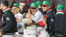 Jugadores mexicanos tras conseguir el pase a semifinales en la Serie del Caribe