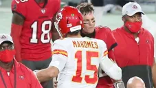 Tom Brady y Patrick Mahomes al final de un partido