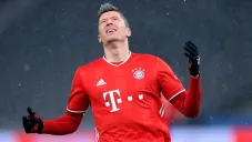 Robert Lewandowski durante un duelo con el Bayern Munich