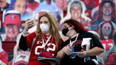 Dos aficionadas con cubrebocas