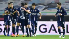Jugadores de Chivas festejan un gol contra León