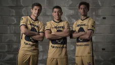 Jugadores de Pumas con el uniforme dorado