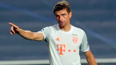 Thomas Müller durante un duelo con el Bayern Munich