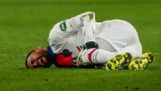 Neymar Jr. sufre una lesión durante un duelo con el PSG