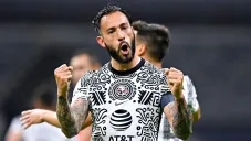 Emanuel Aguilera en un partido con América
