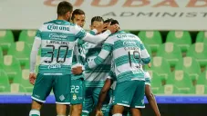 Jugadores de Santos festejan un gol ante Tigres