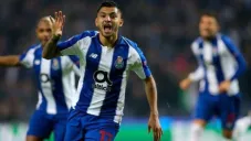 Tecatito Corona en partido con Porto