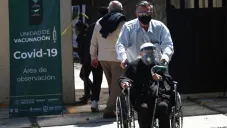 Comenzó vacunación de adultos mayores en México