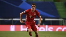 Benjamin Pavard durante un duelo con el Bayern Munich