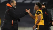 Adama Traoré festeja un gol con su técnico
