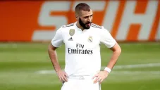 Karim Benzema durante un duelo con el Real Madrid