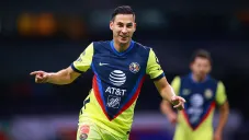 Mauro Lainez festeja un gol con América