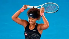 Naomi Osaka, sonríe tras ganar el juego