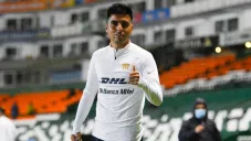 Leonel López durante un partido de Pumas