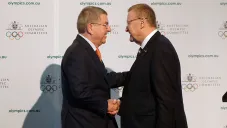 John Coates, presidente del Comité Olímpico Australiano, saluda a Bach
