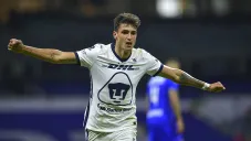 Juan Dinenno festeja un gol con Pumas