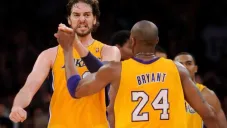 Pau Gasol festeja una naotación con Kobe Bryant