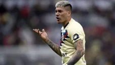 Nico Castillo durante un duelo con América