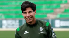 Diego Lainez en un entrenamiento con el Betis