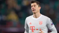 Robert Lewandowski durante un duelo con el Bayern Munich