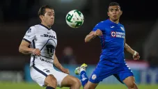 Orbelín Pineda y Alan Mozo pelean un balón en CU