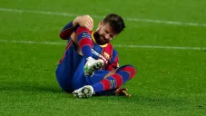 Gerard Piqué durante su lesión en la rodilla vs Sevilla