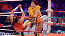 Pimpinela Escarlata en un evento de la AAA