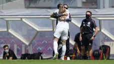 Mónica Vergara en un abrazo con Katty Martínez