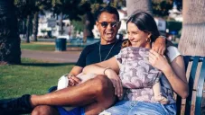 Javier Hernández junto a Sarah Kohan