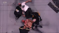 Jon Moxley recibiendo atención médica tras la lucha