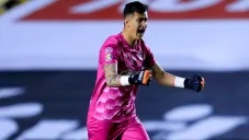Raúl Gudiño durante un duelo con Chivas en Liga MX